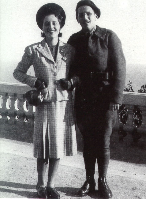 Léo Ferré, pendant son service militaire, en compagnie de sa soeur Lucienne