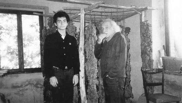 Léo Ferré et Mathieu goûtent les raisins qui serviront à produire le Vino Santo, 1990